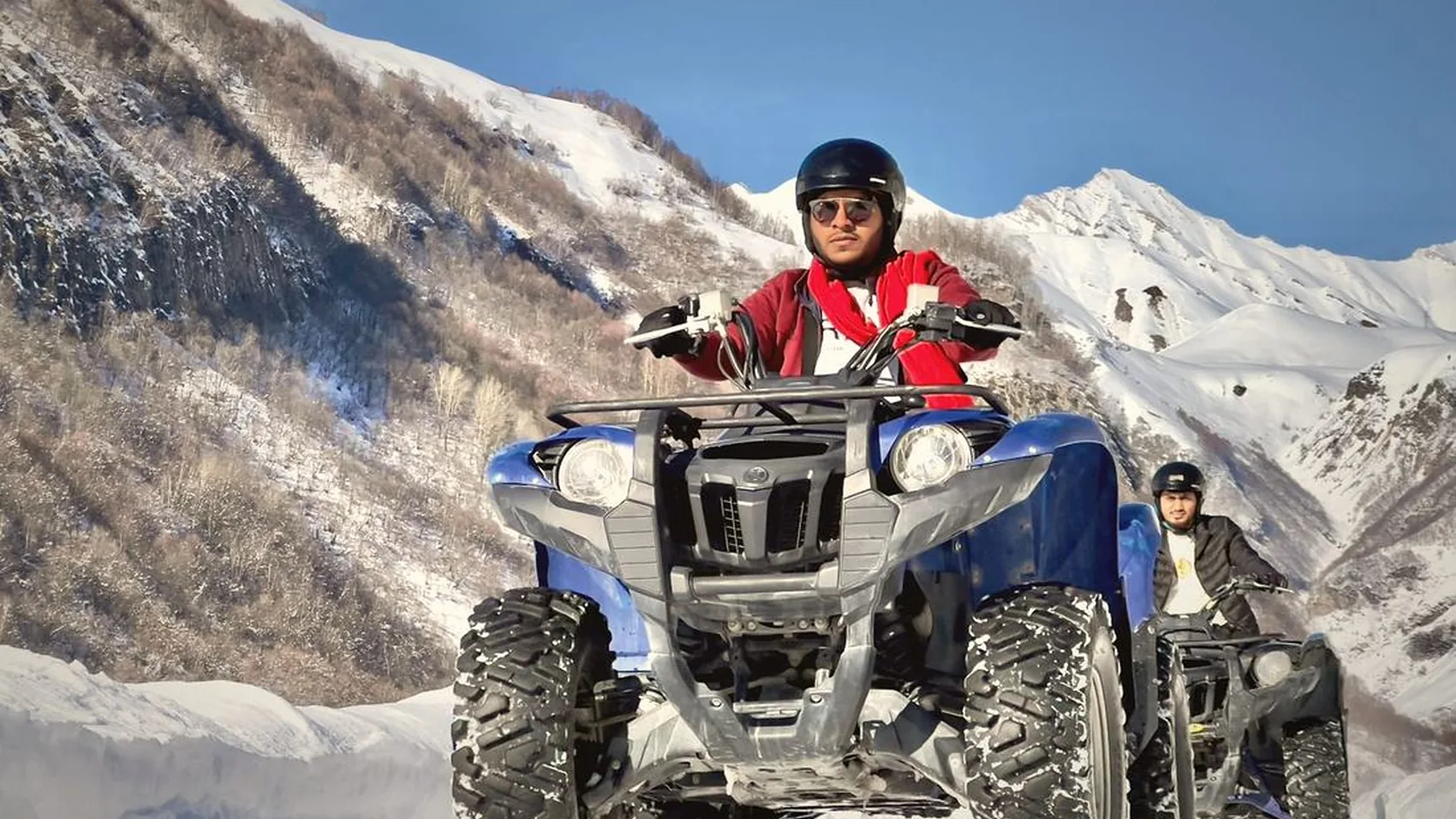 Квадроцикл ATV на маршруте в горах Гудаури